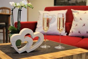 stolik z dwoma kieliszkami szampana i znakiem serca w obiekcie Belvedere w mieście Gernsbach
