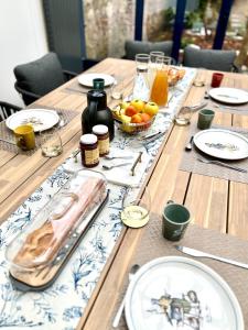 une longue table en bois avec des assiettes de nourriture dans l'établissement Maison POL Amboise, à Amboise