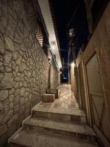 um corredor de pedra com escadas que levam a uma porta em Apartamento Com Piscina no Rio de Janeiro