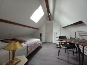 Postel nebo postele na pokoji v ubytování gite de la tour carrée