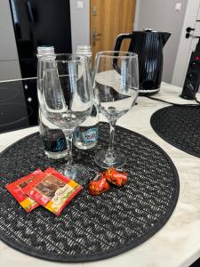 dos copas de vino y algunos dulces en una mesa en Apartament w Centrum Tarnowa Lwowska, en Tarnów