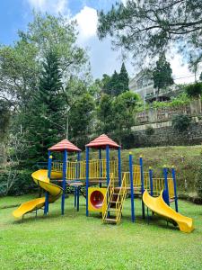 - une aire de jeux pour enfants dans un parc dans l'établissement Alamsagita Puncak Hotel & Resort, à Ciloto