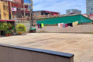 um parque de estacionamento com roupas penduradas numa parede em Pet friendly T1 sossegado c/ pátio espaçoso em Luanda