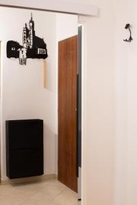 a room with a wall with a door and a tv at Dwupokojowy Apartament 700 m od Szpital Prokocim in Kraków