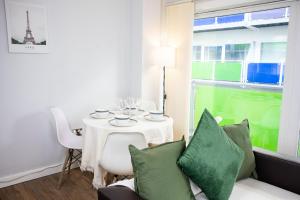 sala de estar con mesa blanca y sofá blanco en Central 2 Bed Flat - Leeds City Centre - For Relocatlors, Professionals en Leeds