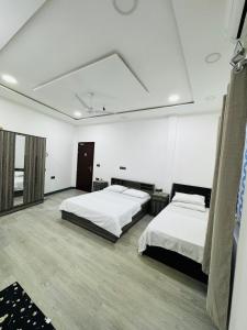 En eller flere senge i et værelse på Noya Inn