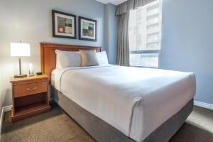 Llit o llits en una habitació de Hôtel Saint-Laurent Montréal