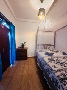 - une chambre avec un lit et du parquet dans l'établissement Ayur Nelum Villa, à Bentota