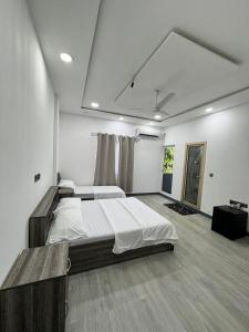 Fuvahmulah的住宿－Noya Inn，一间白色的大卧室,内配一张大床