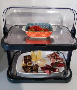 einem Behälter mit Lebensmitteln und einem Teller mit Lebensmitteln in einem Kühlschrank in der Unterkunft BB Le Violette in Tortolì