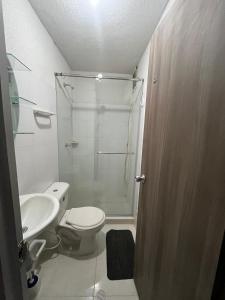 Koupelna v ubytování MINIMO 3 NOCHES DE ESTANCIA - APARTAMENTO 4 PERSONAS - 1 AIRE ACONDICIONADO