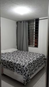 Giường trong phòng chung tại MINIMO 3 NOCHES DE ESTANCIA - APARTAMENTO 4 PERSONAS - 1 AIRE ACONDICIONADO