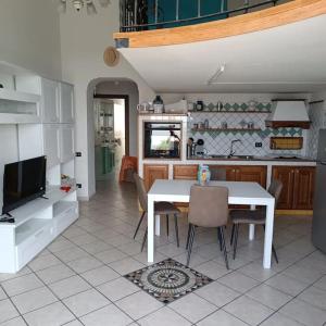 Kuchyň nebo kuchyňský kout v ubytování Corriano-Incantevole casa con vista mare.