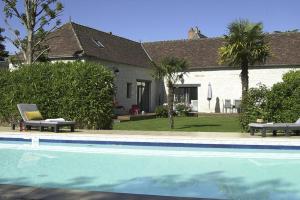 ein Haus und ein Pool vor einem Haus in der Unterkunft La Vigenna in Dangé