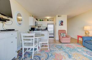 cocina y sala de estar con mesa y sillas en 0409 home, en Carolina Beach