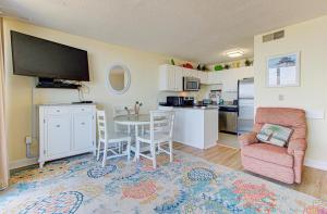 sala de estar con mesa y sillas y cocina en 0409 home, en Carolina Beach