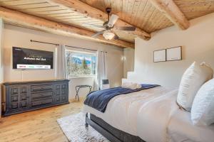 um quarto com uma cama e uma televisão de ecrã plano em Adobe del Sol - House & Cottage by The Broadmoor em Colorado Springs