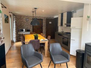 a kitchen and dining room with a table and chairs at Ferienwohnung-Gletscherblick in Stall