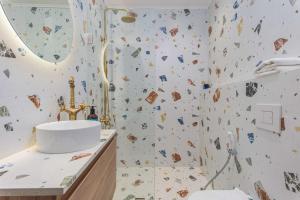 贝鲁特Standalone 1-BR Apt with Terrace in Ashrafieh的配有马桶、水槽和镜子的浴室 更多19张照片