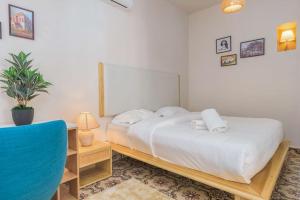 Standalone 1-BR Apt with Terrace in Ashrafieh客房内的一张或多张床位