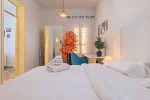 贝鲁特Standalone 1-BR Apt with Terrace in Ashrafieh的卧室里有一张白色的大床，床上放着毛巾