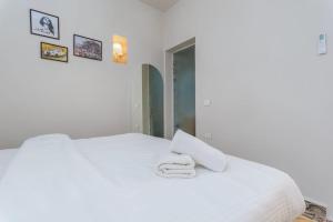 Standalone 1-BR Apt with Terrace in Ashrafieh客房内的一张或多张床位