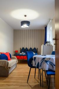 een kamer met een tafel en stoelen en een bed bij Apartamenty Czary Mary in Bardo
