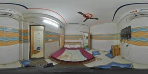 um quarto com uma cama no meio em Hotel Raghav Guest House em Mathura