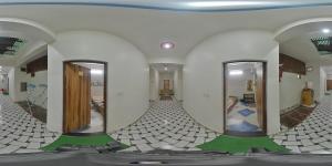 um corredor com dois espelhos e um piso de azulejo em Hotel Raghav Guest House em Mathura