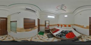 um quarto com uma cama e uma televisão de ecrã plano em Hotel Raghav Guest House em Mathura