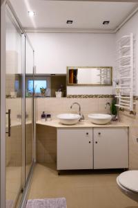 a bathroom with two sinks and a shower at Apartamenty Czary Mary in Bardo