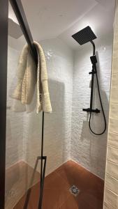 Ένα μπάνιο στο KAZA BELLA - Maisons Alfort 2 Cosy studio