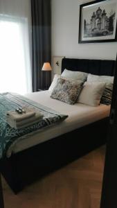 een bed met kussens erop bij Green&Wood in Puck