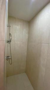 a shower stall in a bathroom with a shower at Maison Residencial casa de ferias in Santa Cruz