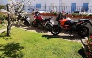 deux motocycles garés l'un à côté de l'autre dans une cour dans l'établissement BB Le Violette, à Tortolì