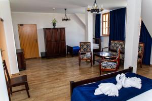 een kamer met een bed met een handdoek erop bij NOVA.Galicja in Nowy Sącz