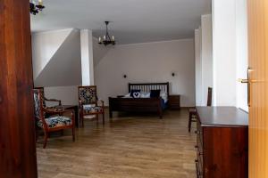 ein Wohnzimmer mit Sofa und Tisch in der Unterkunft NOVA.Galicja in Nowy Sącz
