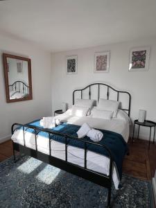 ein Schlafzimmer mit einem großen Bett mit einer blauen Decke in der Unterkunft Maison POL Amboise in Amboise