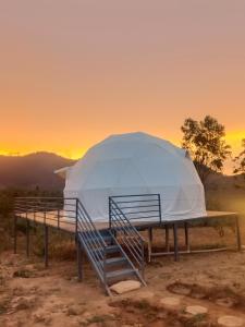 Pogled na izlazak ili zalazak sunca iz kampova s luksuznim šatorima