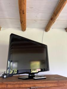 Une télévision à écran plat est installée au-dessus d'une table en bois. dans l'établissement El Garzal, à Mercedes