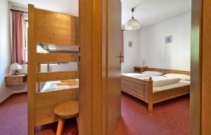 1 dormitorio con litera y 1 litera en Apartment 12 - Ferienresidenz Roseneck, 2 Schlafzimmer, mit Schwimmbad in Todtnauberg bei Feldberg, en Todtnauberg