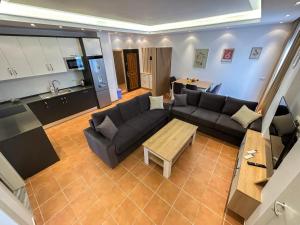 ein Wohnzimmer mit einem Sofa und einem Tisch in der Unterkunft Vacation 988 in Durrës