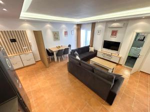 een woonkamer met een bank en een tafel bij Vacation 988 in Durrës