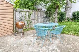 - une table, deux chaises et un grill dans la cour dans l'établissement Larry's Lancaster Landing: with fully-fenced yard, à Lancaster