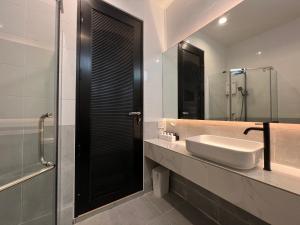 a bathroom with a sink and a mirror at The Rooftop Townhouse in Center of Pattani in Kampong Rusamileh