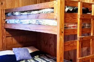 een slaapkamer met 2 stapelbedden in een hut bij ATV Getaway in Gladwin