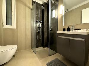 W łazience znajduje się prysznic, toaleta i umywalka. w obiekcie Piraeus center sea view apartment w Pireusie