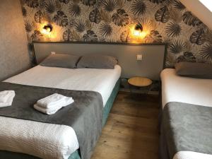 Rúm í herbergi á Logis Hôtel Lucotel