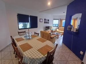 - un salon avec une table et une salle à manger dans l'établissement Rústica Azul, à Tlaxcala de Xicohténcatl