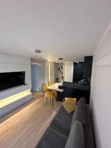 een woonkamer met een bank en een tafel bij Elegant Apartment Minutes from Paris in Issy-les-Moulineaux